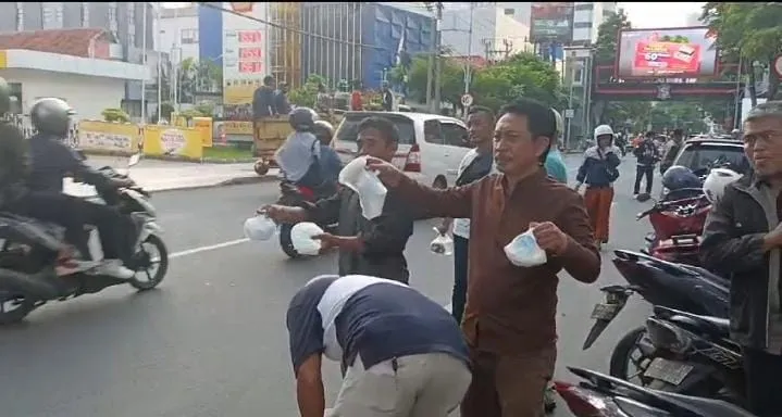 Berkah Ramadhan 1445 H, AMI Bagikan Ta'jil 4 Hari Berturut-turut