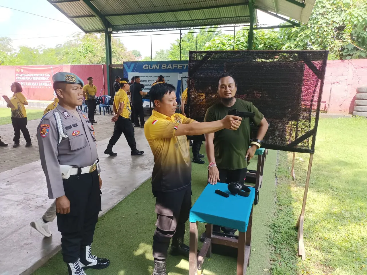 Puluhan Personil Polres Bandara Ngurah Rai Ikuti Latihan Menembak