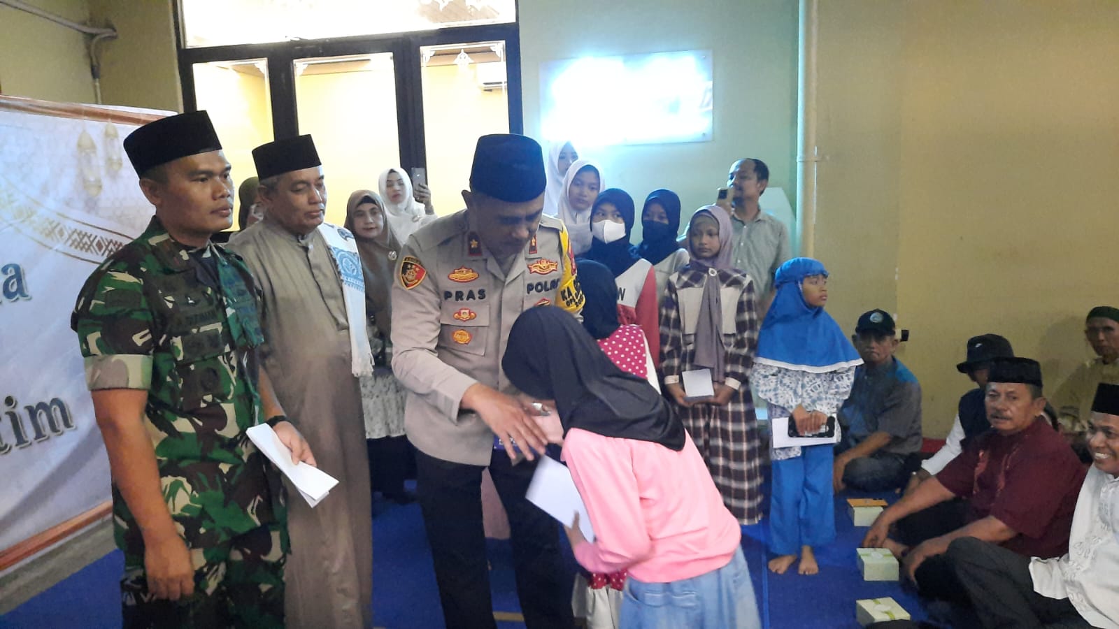 Berbagi Sesama, Polsek Matraman Gelar Santunan Anak Yatim dan Buka Puasa Bersama