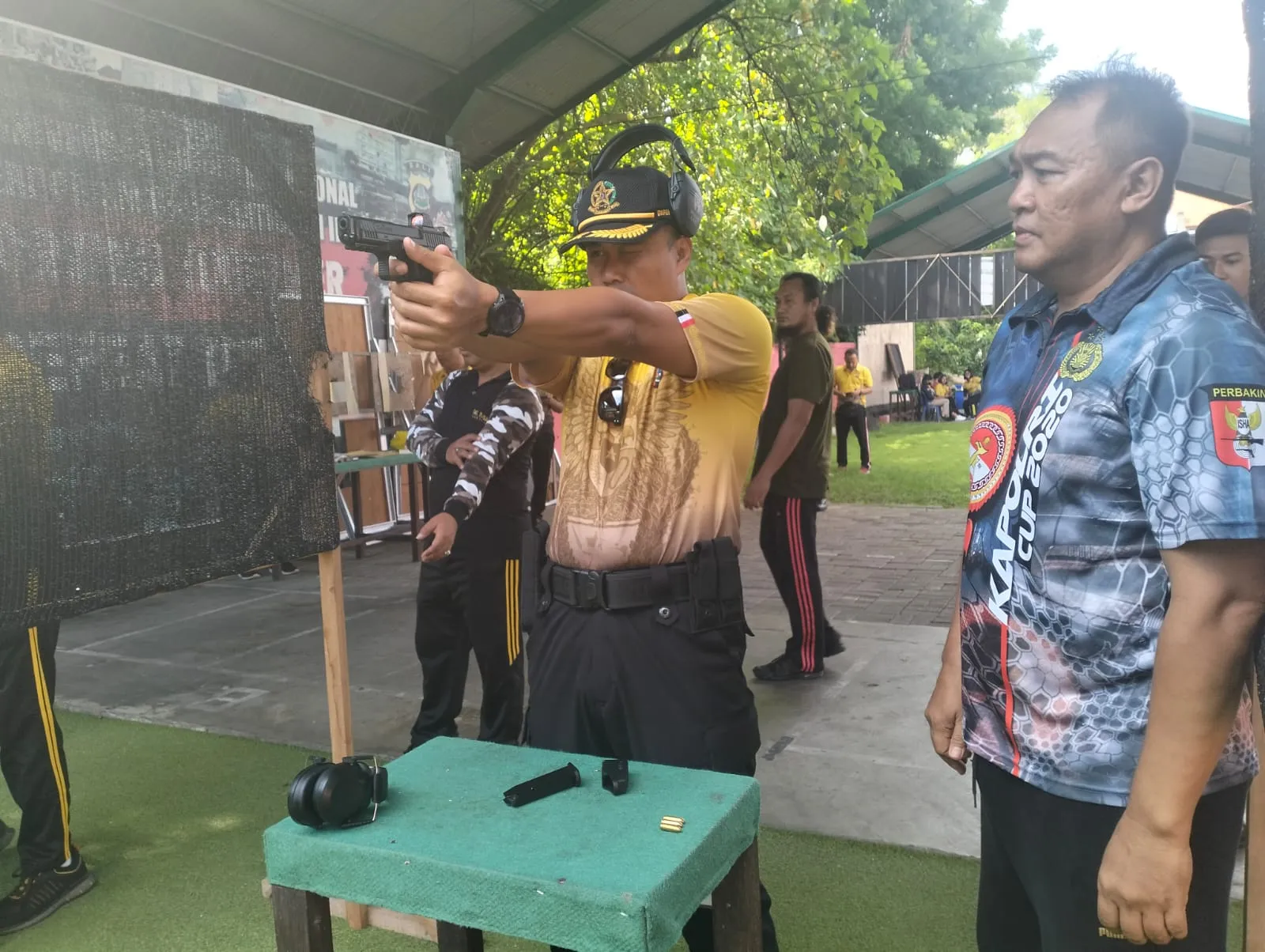 Latihan Menembak di Hari Kedua, Kapolres AKBP I Ketut Widiarta Ingatkan Personilnya Disiplin dan Ikuti Arahan Instruktur