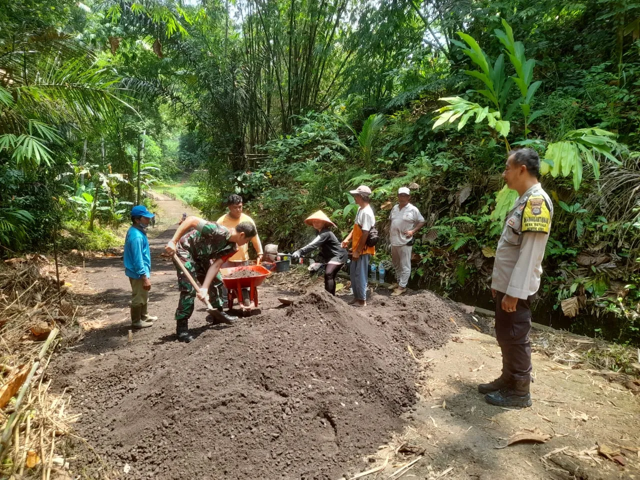 Babinsa Bersama Masyarakat Gotong Royong Bangun Jalan Desa Memperlancar Perekonomian