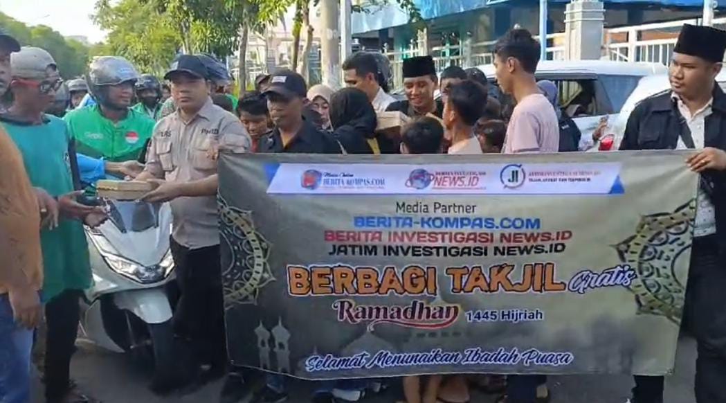 Berkah Ramadhan,1445 H, Media Beritakompas.com Bagikan 500 Paket Takjil Gratis Kepada Pengguna Jalan 