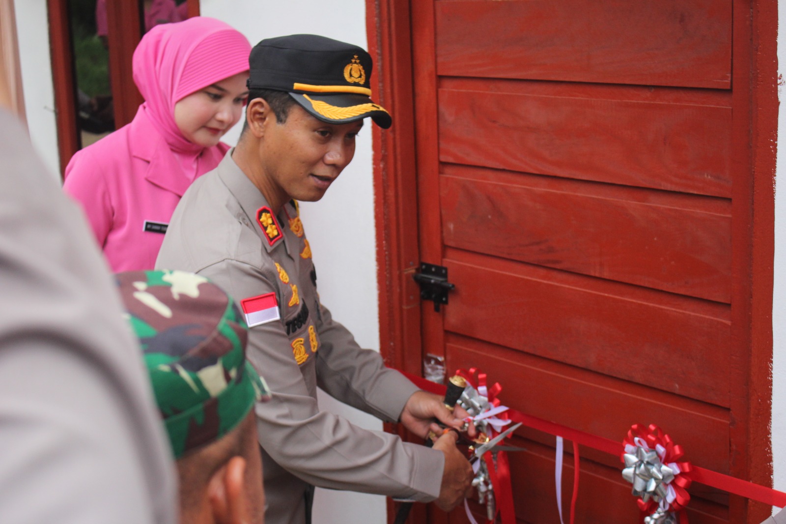 Kapolres Bengkayang Bantu Bedah Rumah Korban Kebakaran