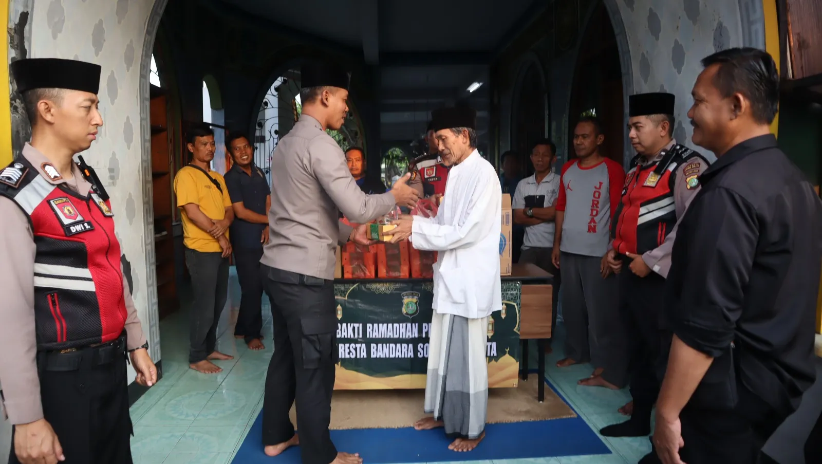 Bulan Penuh Berkah, Polresta Bandara Soekarno Hatta Bagi Bagi Takjil dan Makanan