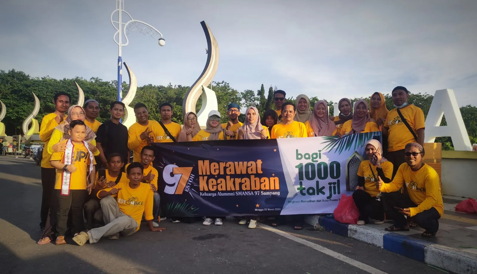 Merawat Keakraban Ala Estoh 97 Bagikan 1000 Takjil di Alun-Alun