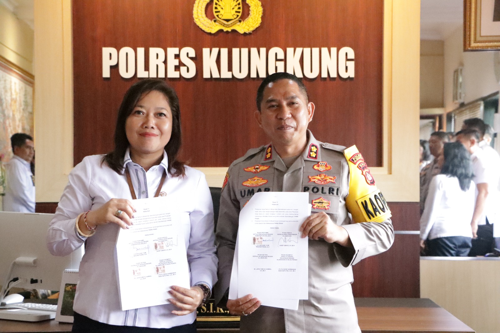 Kapolres Klungkung Dengan Ketua Pengadilan Negeri Semarapura Kelas II Tanda Tangani Mou Aplikasi E-Berpadu
