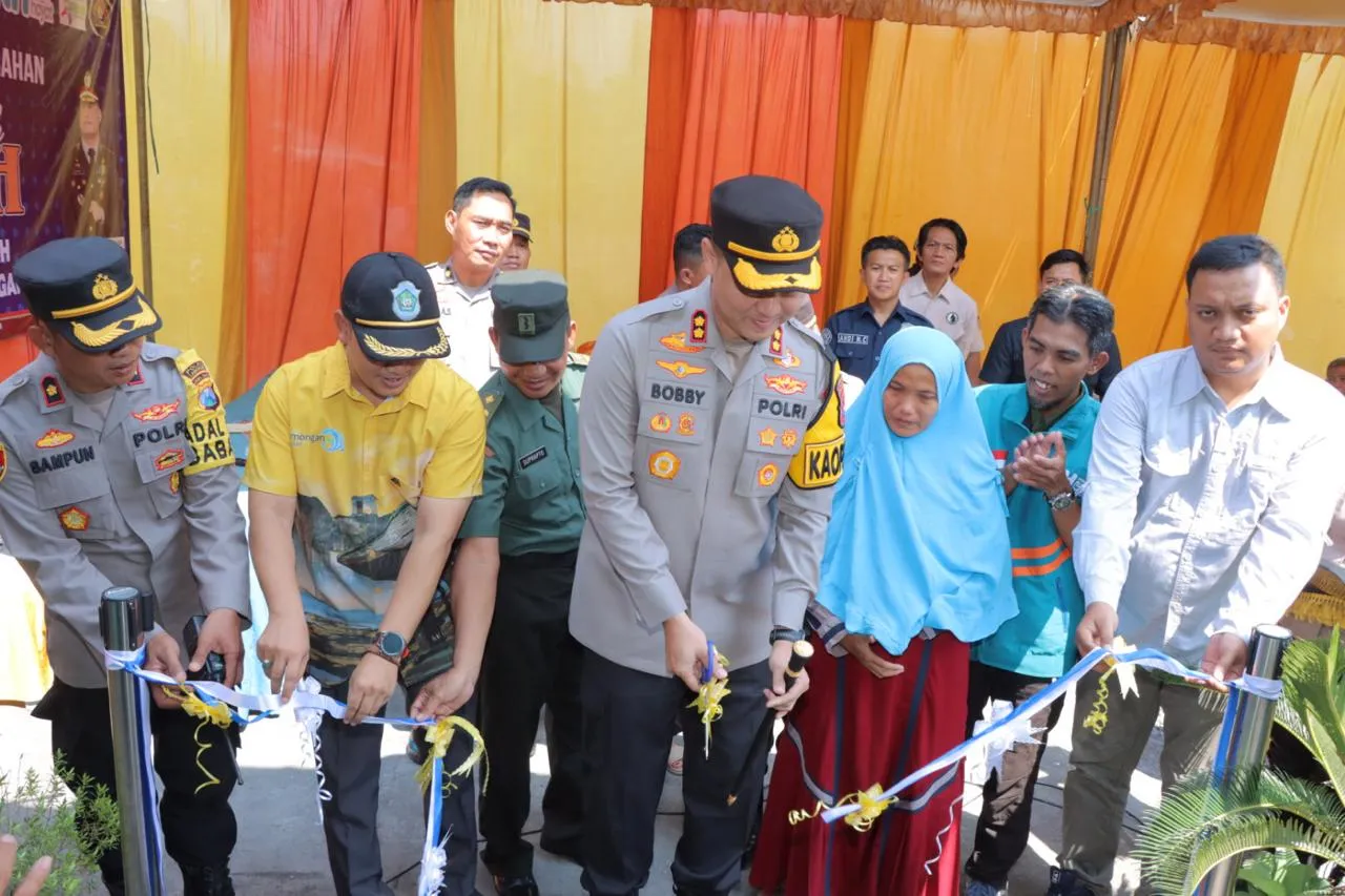 Polri Peduli, Polres Lamongan Salurkan Bantuan Bedah Rumah Untuk Warga