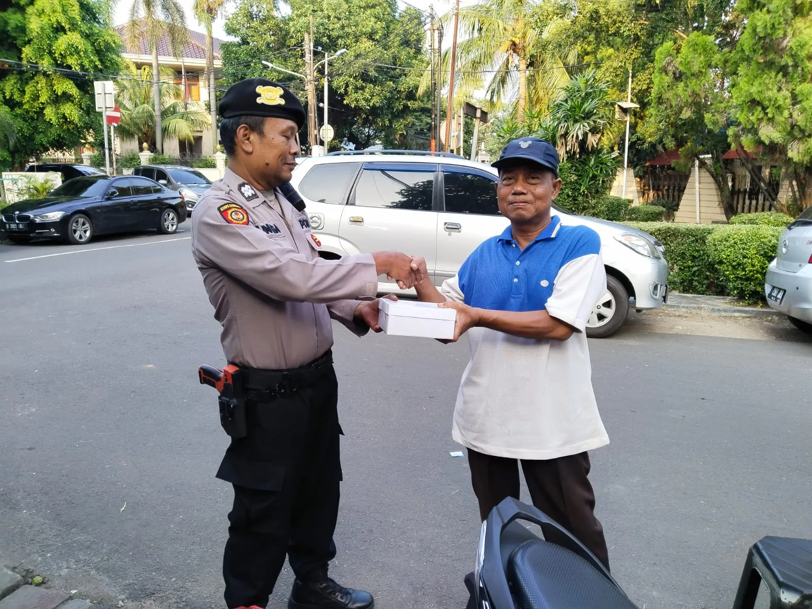 Peduli Ramadhan, Polsek Jatinegara Bagi-Bagi Nasi Kotak ke Masyarakat Jelang Berbuka Puasa