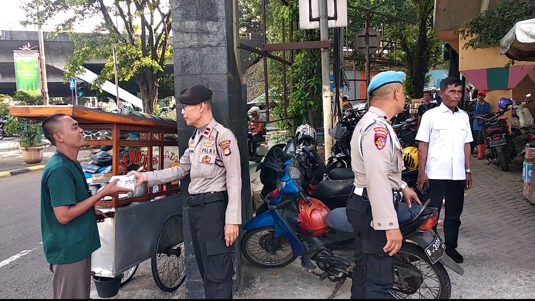 Ramadhan Peduli, Polsek Jatinegara Berbagi Takjil Kepada Pejalan Kaki Yang Melintas