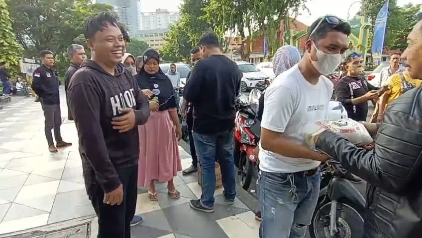 500 Paket Sembako Dari AMI di Bagikan Untuk Masyarakat Surabaya