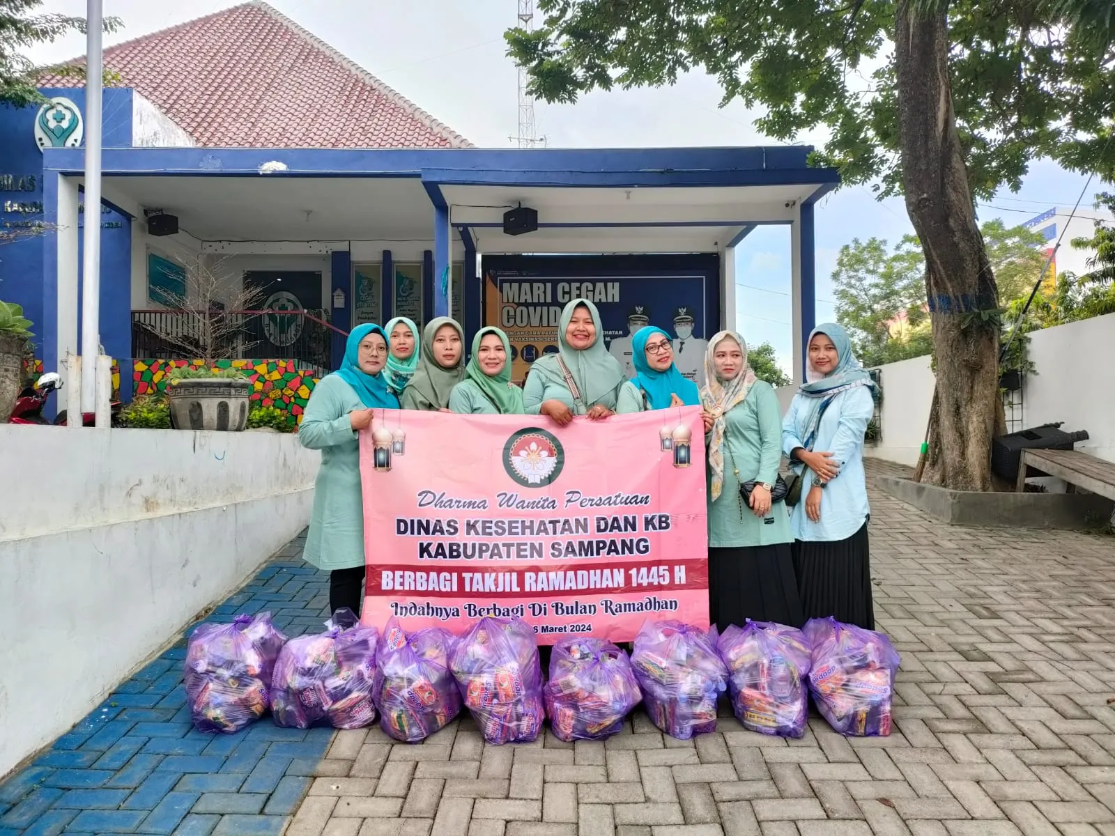 Kegiatan DWP Dinkes dan KB Bagi Bagi Takjil di Bulan Ramadhan