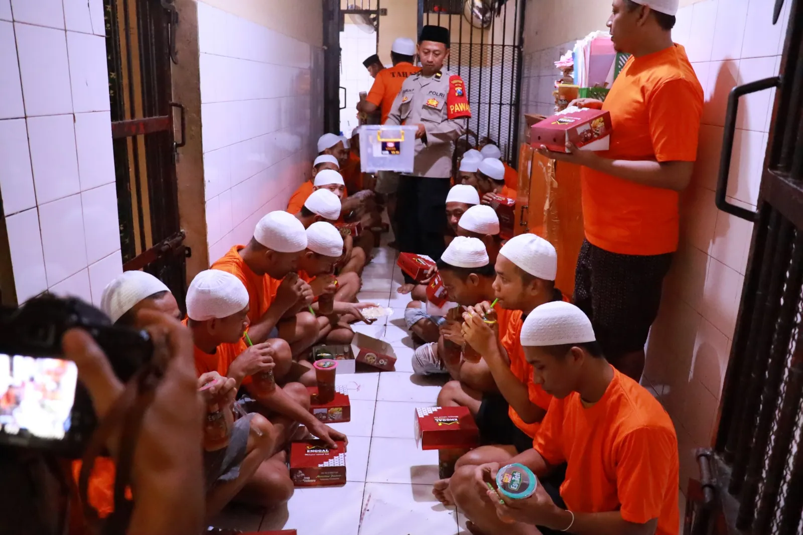 Wujud Kepedulian Kapolres Pelabuhan Tanjung Perak Gelar Buka Bersama Tahanan