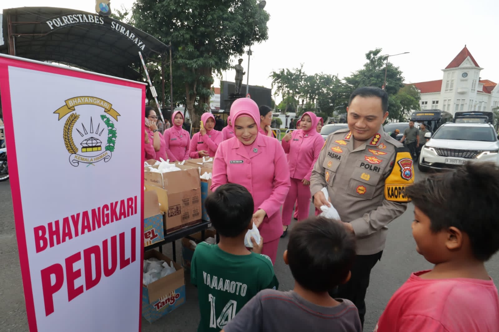 Ramadhan Berkah, 750 Paket Takjil Untuk Warga dan Bonex Dibagikan Oleh Bhayangkari Polrestabes