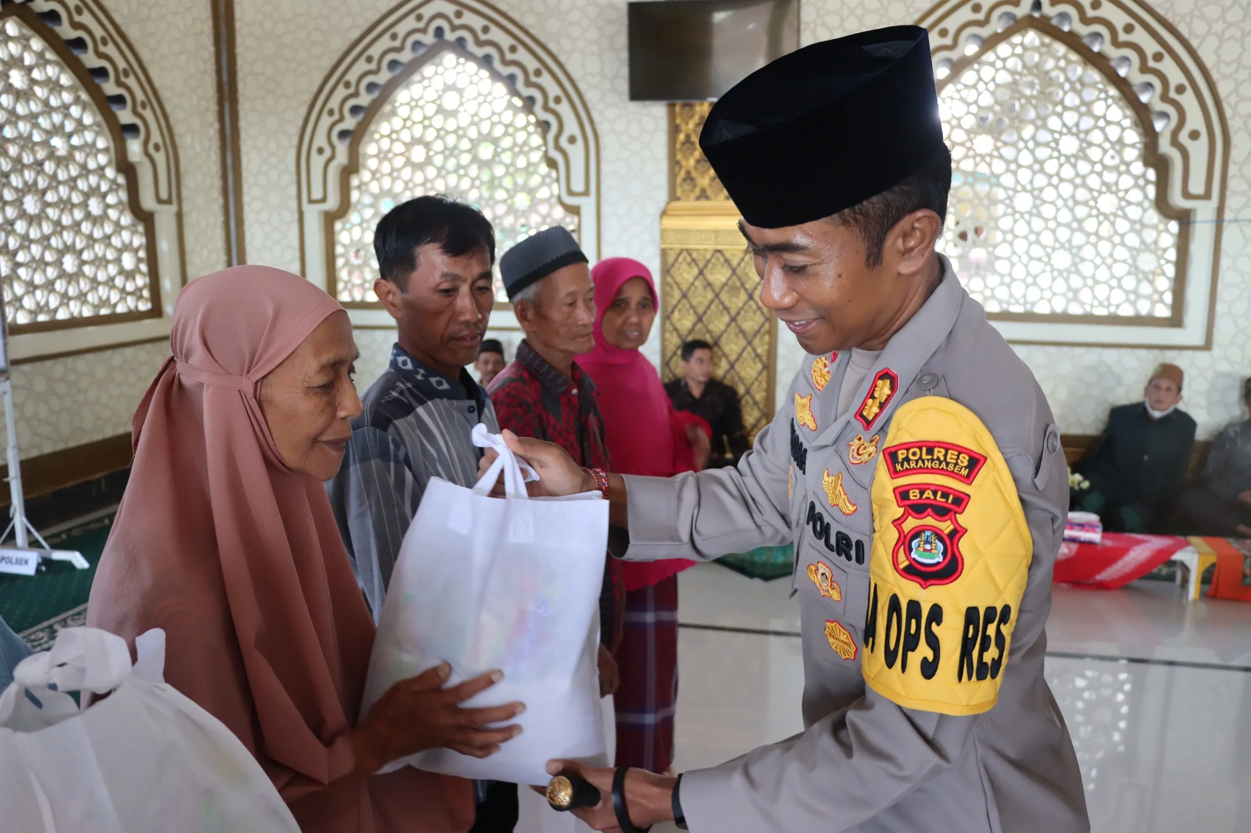 Jumat Berkah Kapolres Karangasem Serahkan Sembako Kepada Warga