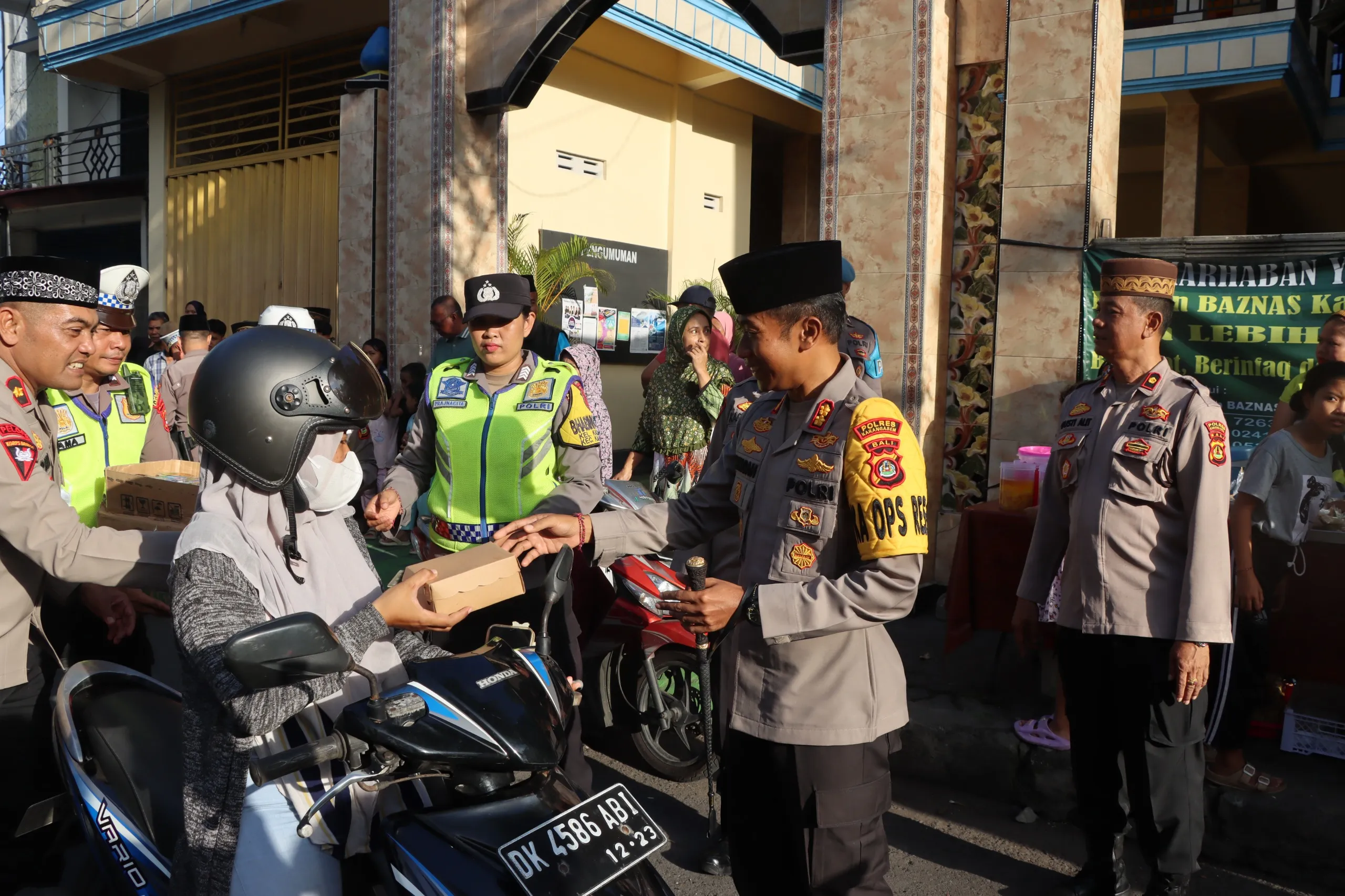 Kapolres Karangasem Berbagi Takjil di Bulan Suci Ramadhan