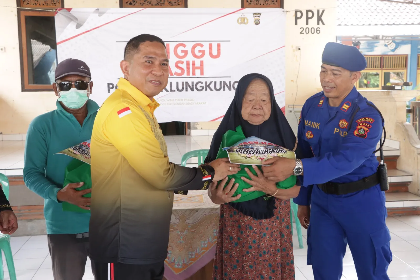 Polres Klungkung Berbagi Dengan Masyarakat Desa Kampung Kusamba di Program Minggu Kasih