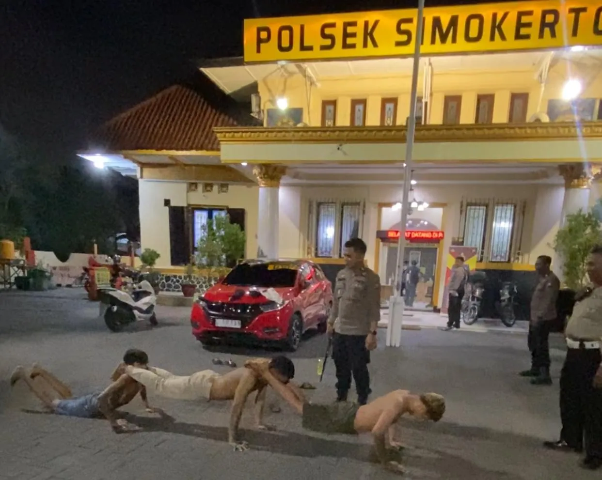 Polsek Simokerto Berhasil Amankan 3 Remaja Yang Sedang Pesta Miras di Tengah Jalan