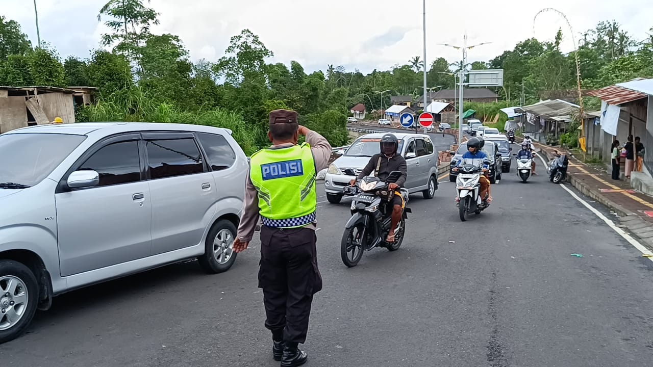 Personil Pengamanan IBTK 2024 Lakukan Pengaturan Arus Lalu Lintas