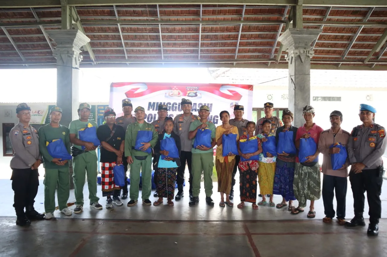 Gelar Minggu Kasih Kapolres Buleleng Berikan Paket Sembako di Desa Bongancina Busungbiu