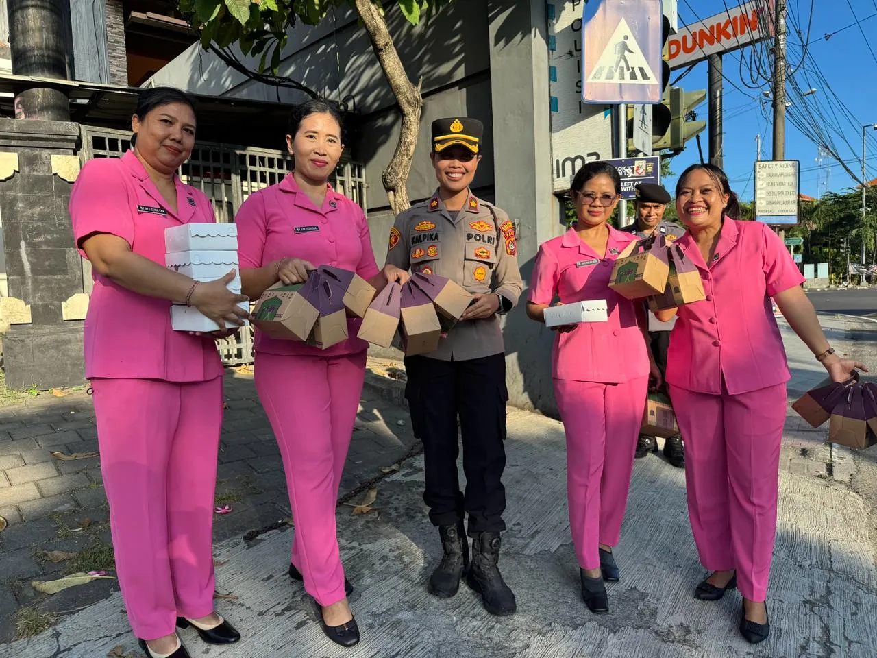 Kapolsek Densel Bersama Pengurus Bhayangkari Bagikan Takjil Berbagi Berkah di Bulan Suci Ramadhan