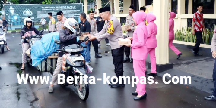Berkah Ramadhan, Polres Bondowoso Bersama Bhayangkari Bagi - bagi Takjil Kepada Pengendara