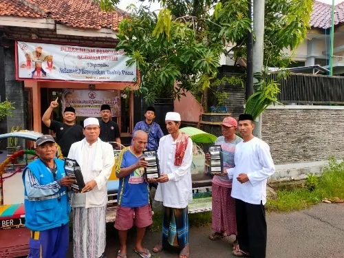 AWAS dan Perguruan Pencak Silat "Surban Putih" Berbagi Sarung Kepada Abang Becak