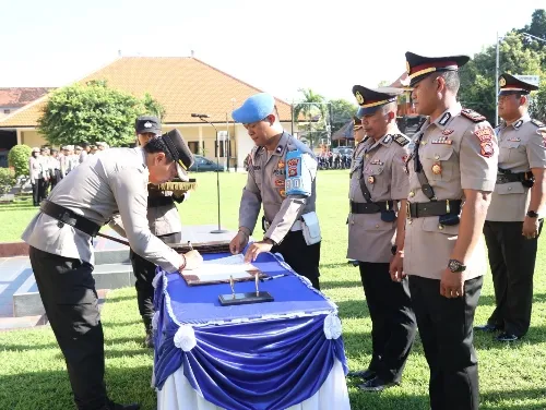 Kapolres Buleleng Memimpin Upacara Serah Terima Jabatan, Sertijab Dirangkai dengan Penggunaan Jam Pimpinan Polres Buleleng
