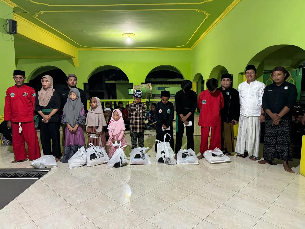 Zainal Arifin Calon Bupati Probolinggo Berikan Santunan Anak Yatim Pada Acara Peringatan Nuzulul Quran di Kecamatan Pakuniran
