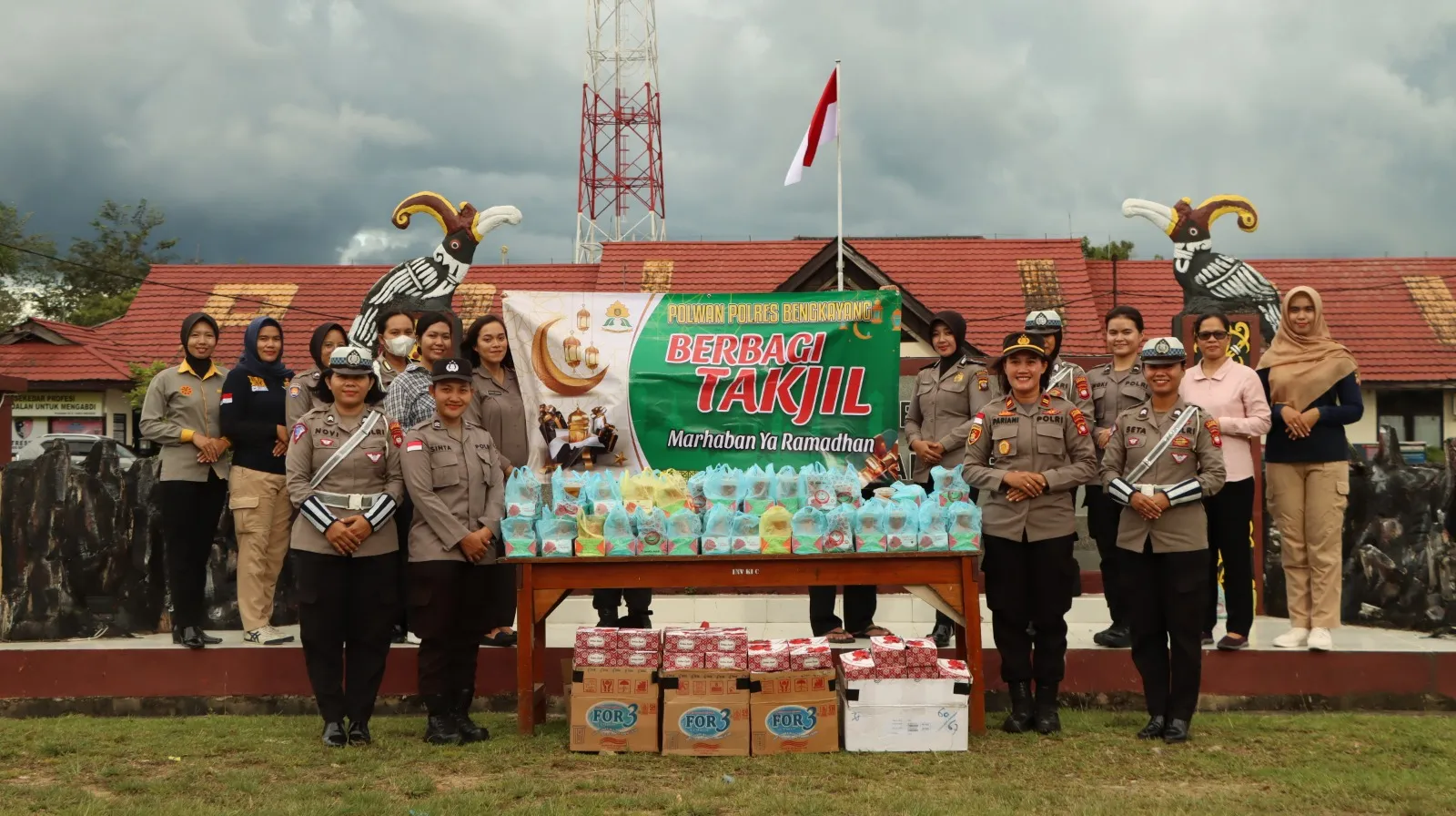 Ramadhan Penuh Berkah, Polwan Polres Bengkayang Bagikan Takjil Kepada Masyarakat