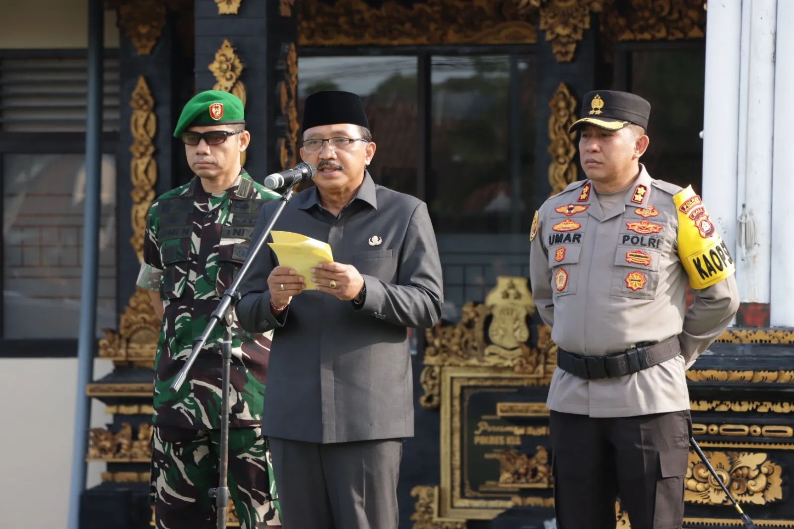 PJ. Bupati Dengan Kapolres Klungkung dan Dandim 1610/Klungkung Pimpin Apel Gelar Pasukan Ops Ketupat Agung 2024