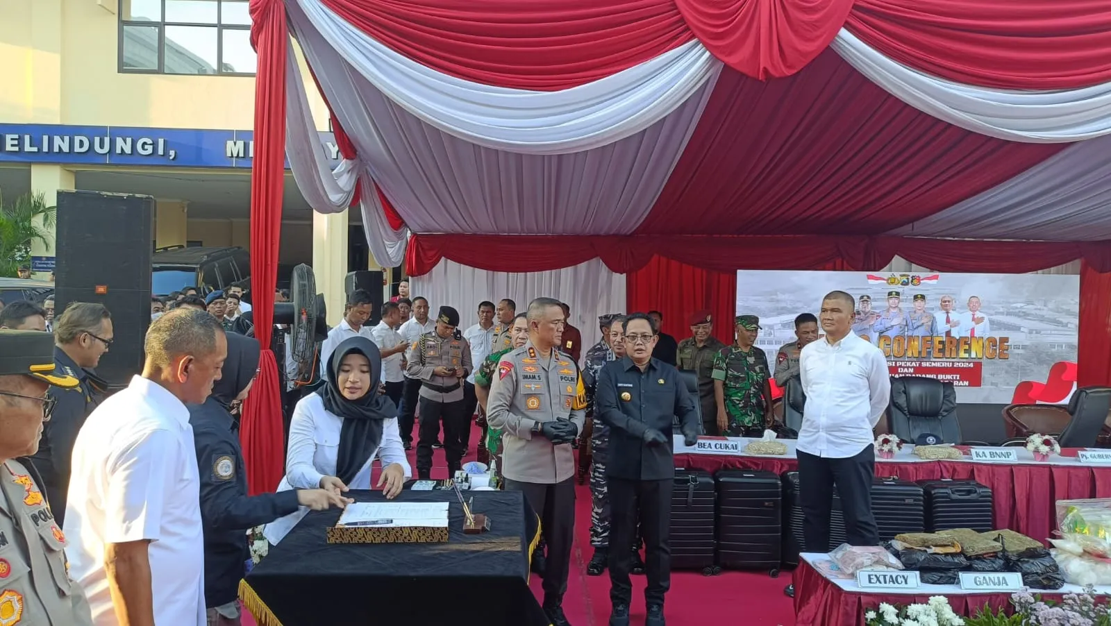 Forkopimda - Kapolda Jatim Pimpin Pemusnahan Barang Bukti Hasil Operasi Pekat Semeru Tahun 2024