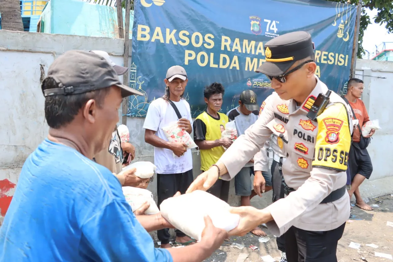Baksos Ramadhan Presisi Polda Metro Jaya di Muara Baru Dengan Sasaran Pemulung dan Petugas Kebersihan