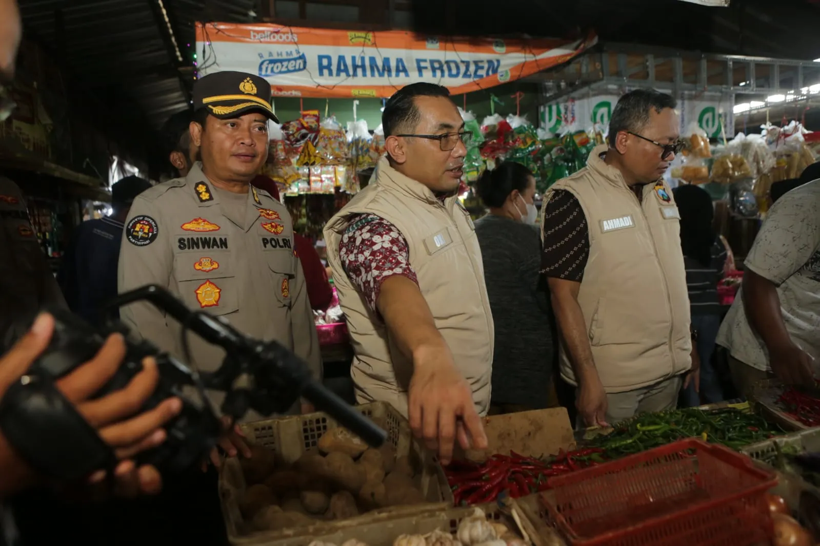 Bapokting Jelang Lebaran Aman Tim Satgas Pangan Polda Jatim Terus Pantau di Sejumlah Pasar
