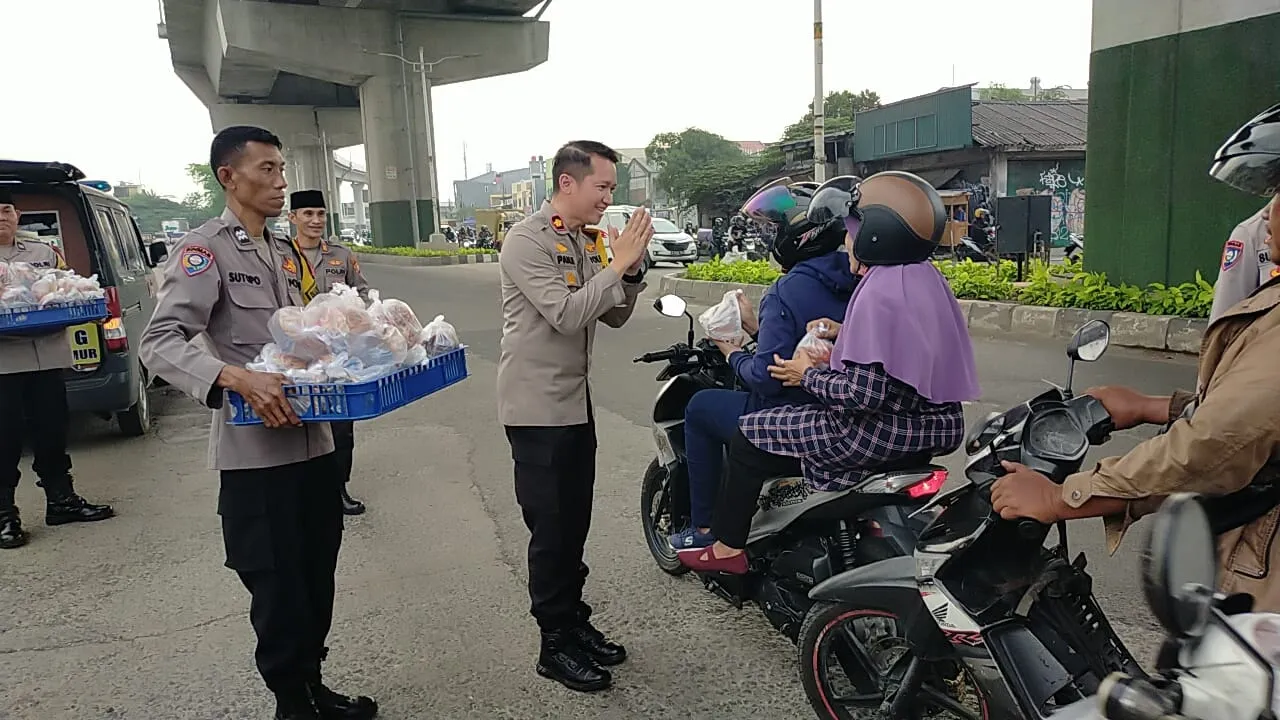 Peduli Sesama di Bulan Ramadhan, Polsek Cakung Bagikan Takjil dan Makanan Gratis Kepada Pengguna Jalan