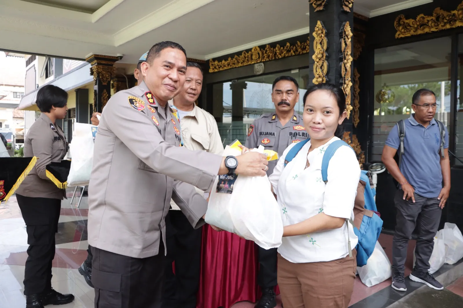 Jalin Silaturahmi Kapolres Klungkung Bagikan Bingkisan Lebaran Kepada Awak Media