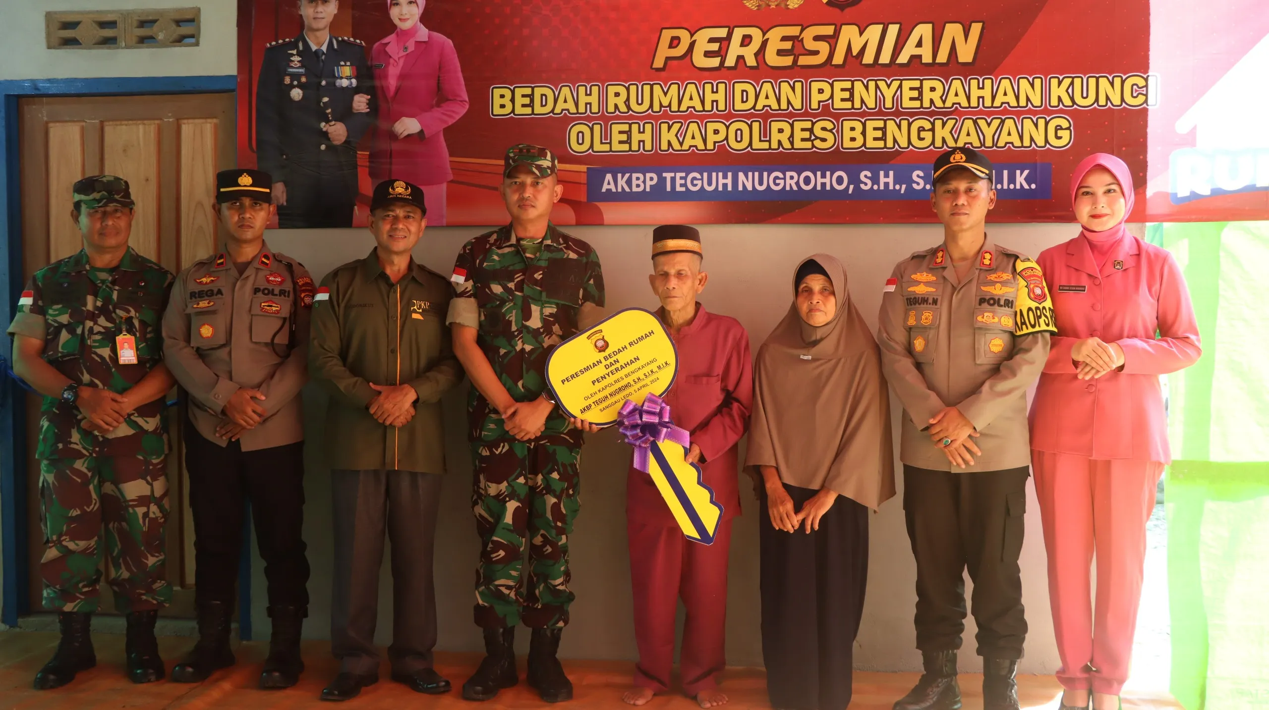 Lakukan Bedah Rumah Kapolres Bengkayang Resmikan dan Serahkan Kunci Rumah Korban Kebakaran di Sanggau Ledo
