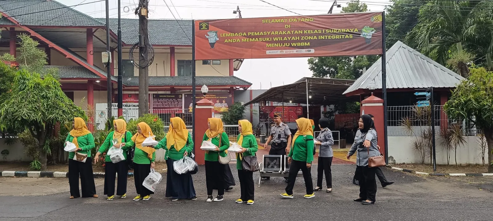 Semarakkan HBP ke-60, Petugas Lapas Porong Bagikan Takjil Kepada Masyarakat