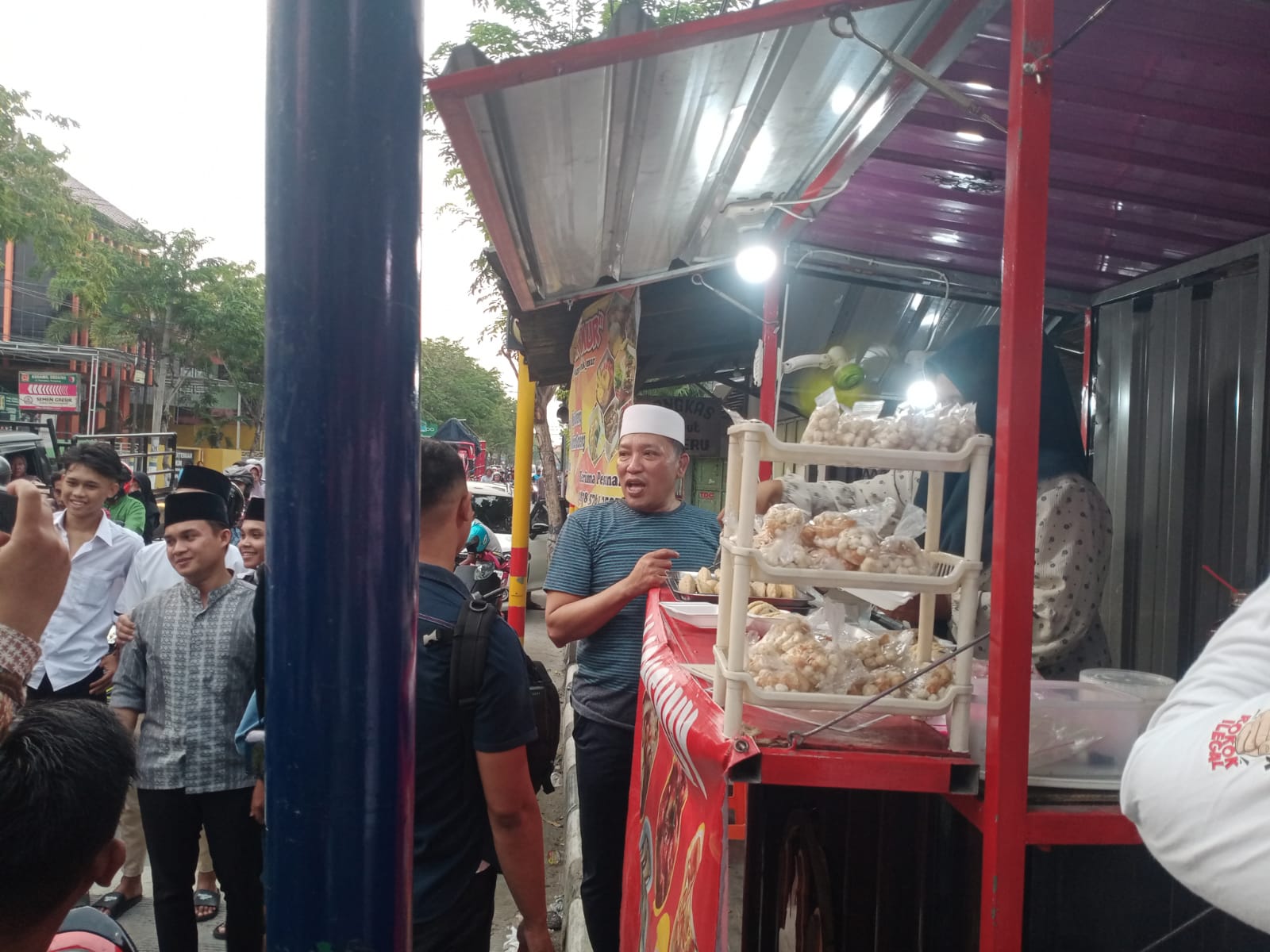 Mantan Bupati Sampang Berbagi Jajanan Takjil, Warga Sampang Kangen Sosok Pemimpin Seperti Beliau
