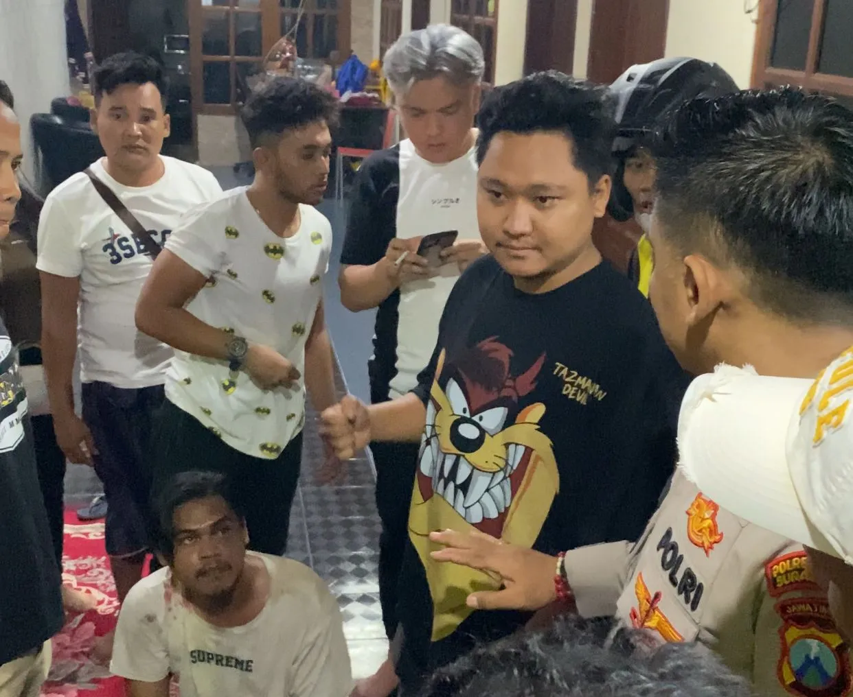 Diduga Pelaku Pencurian Dikepung Warga Pragoto Surabaya Berhasil Diamankan Kapolsek Simokerto