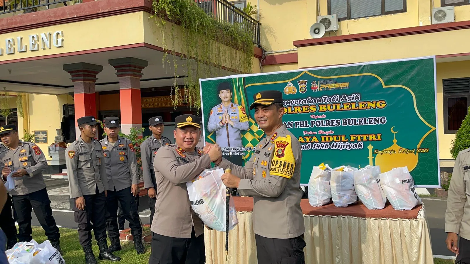 Apel Jam Pimpinan Polres Buleleng Dirangkaikan Pemberian Tali Asih Kepada Personil Yang Merayakan Idul Fitri 1445 H
