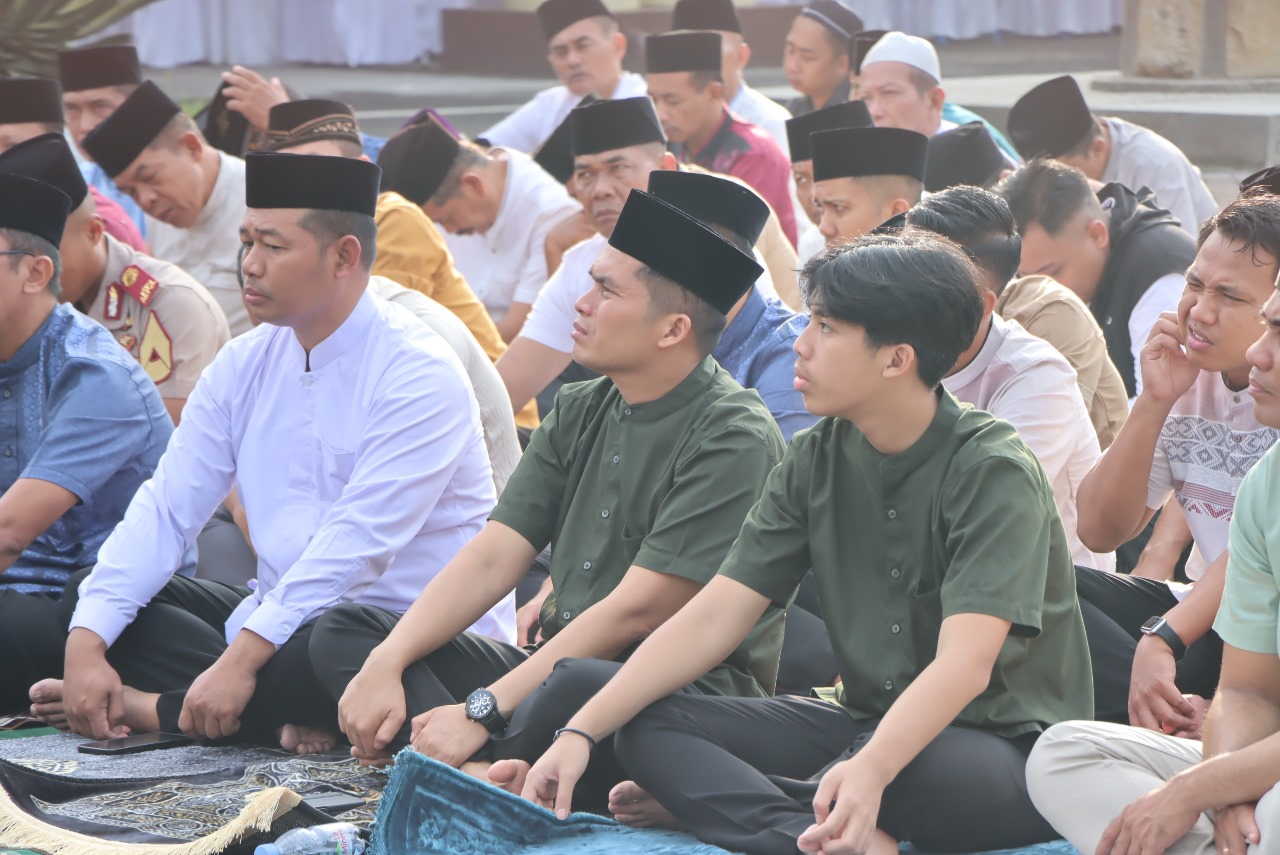 Kapolres Gelar Shalat Idul Fitri 1 Syawal 1445 H Bersama Keluarga Besar Polres Nganjuk