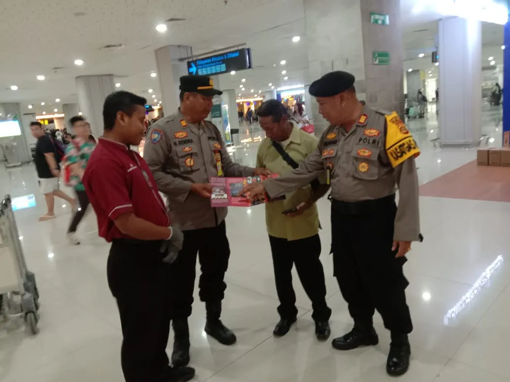 Satgas Preemtif Operasi Ketupat Agung Polres Bandara Sebar Puluhan Brosur Himbauan Kamtibmas