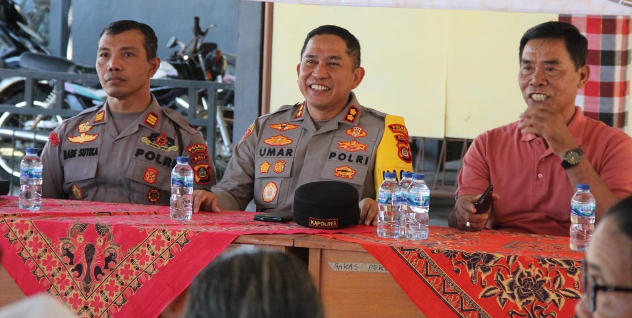Kapolres Klungkung Didampingi Kapolsek Banjarangkan Gelar Jumat Curhat di Desa Bakas