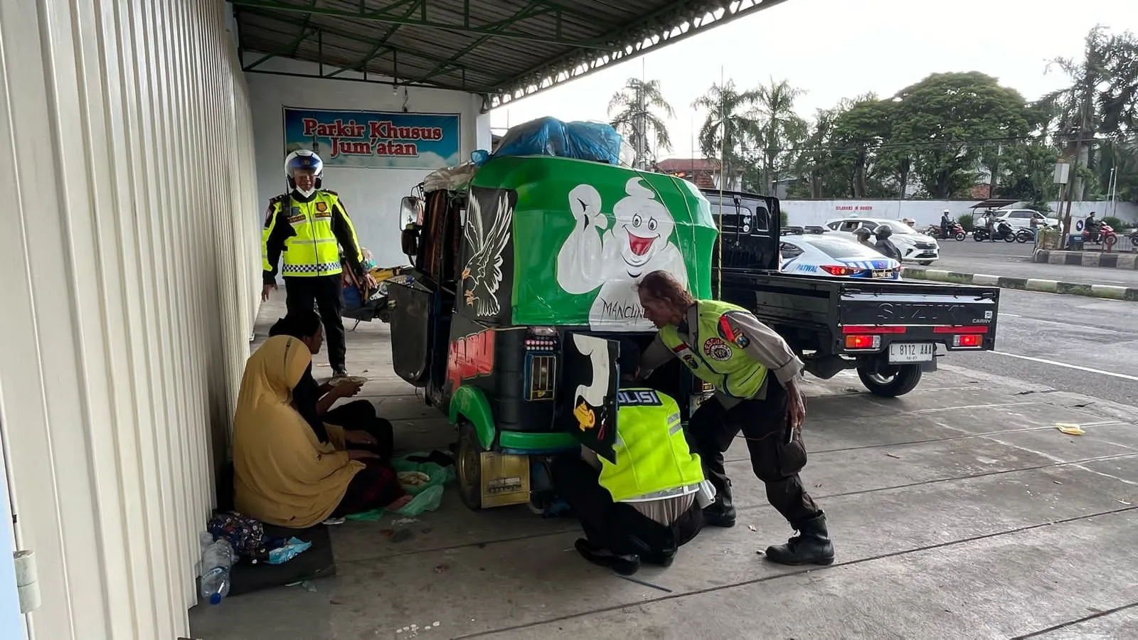 Salut Polisi Bantu Dorong Bajaj Pemudik Asal Jakarta Tujuan Banyuwangi yang Mogok di Mojokerto