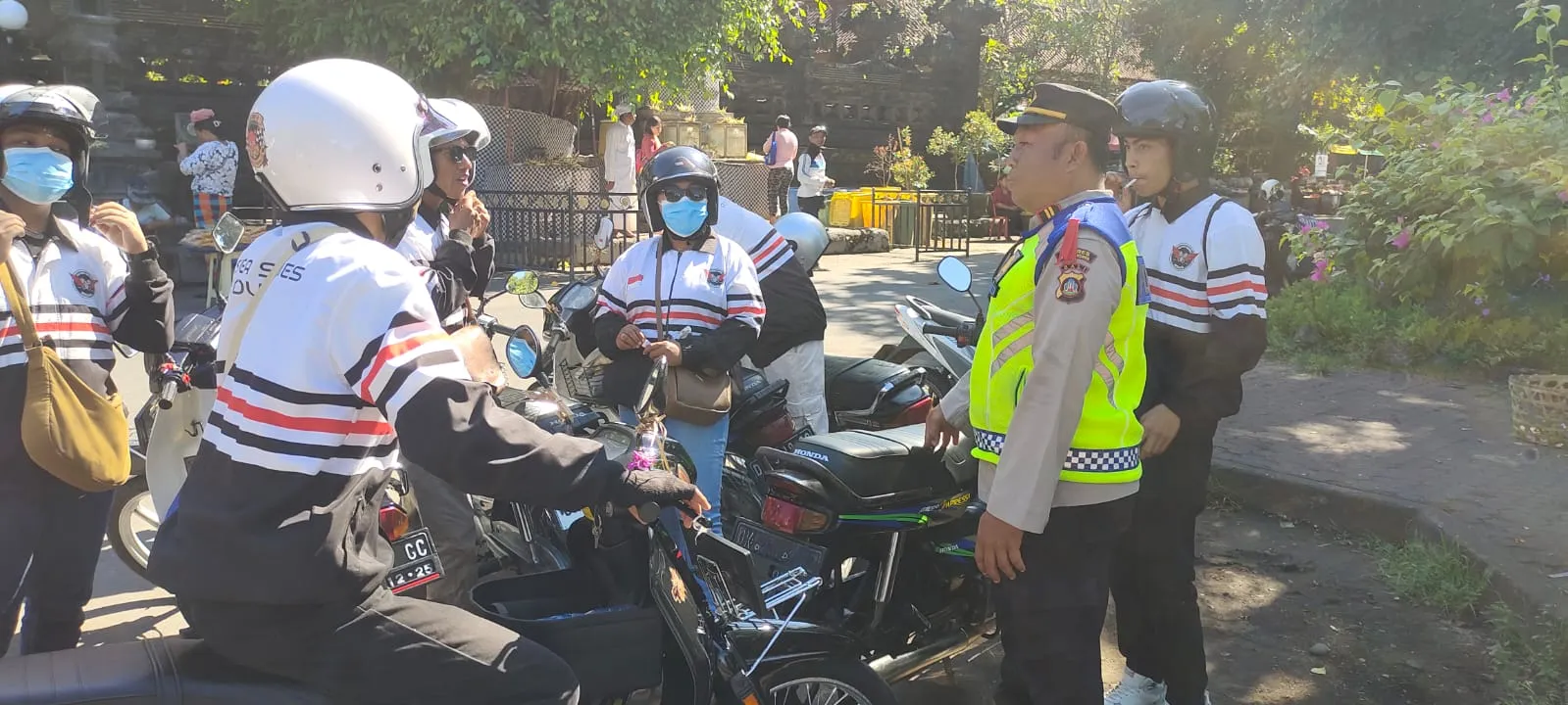 Subsatgas Binmas Ops Ketupat Agung Polres Klungkung, Sampaikan Himbauan Tertib Berlalu Lintas Kepada Komunitas Motor