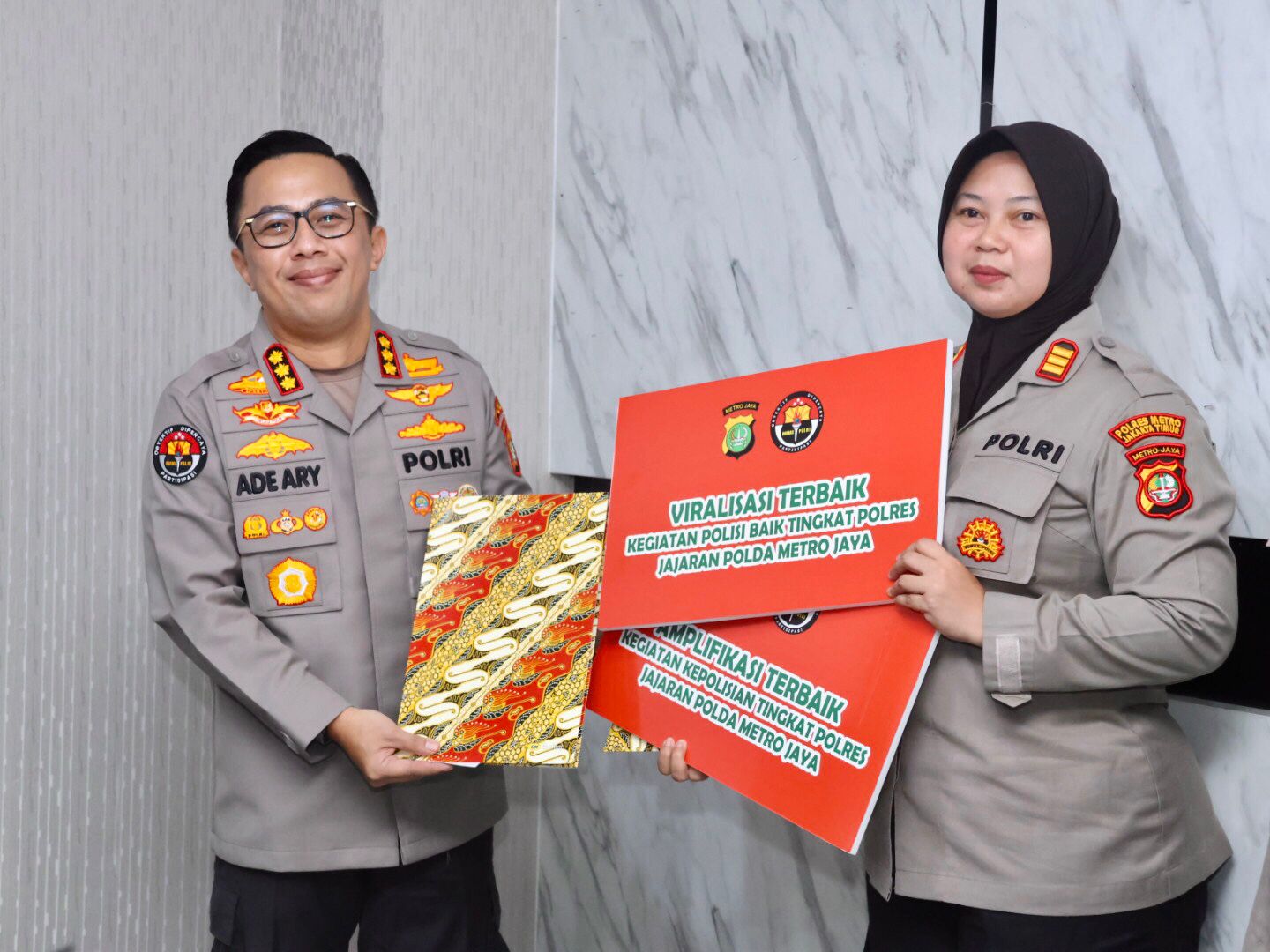 Kabid Humas Polda Metro Jaya Beri Penghargaan Kepada Kasi Humas dan Personel Berprestasi