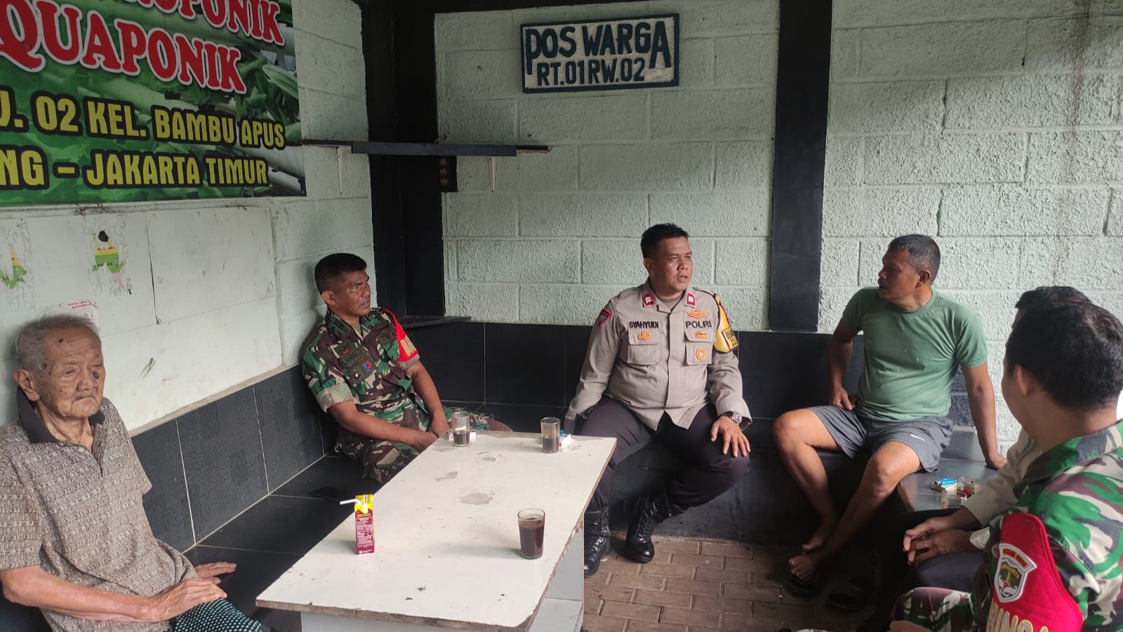 Wujud Sinergi TNI Polri, Bhabinkamtibmas dan Babinsa Kelurahan Bambu Sambang Warga