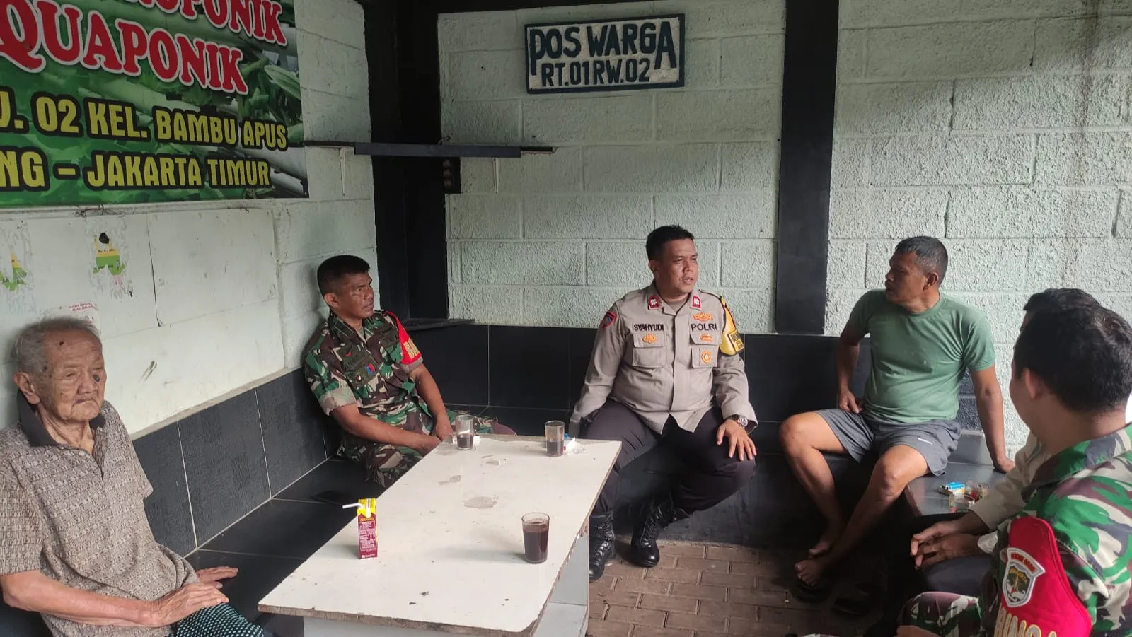 Wujud Sinergi TNI Polri, Bhabinkamtibmas dan Babinsa Kelurahan Bambu Sambang Warga