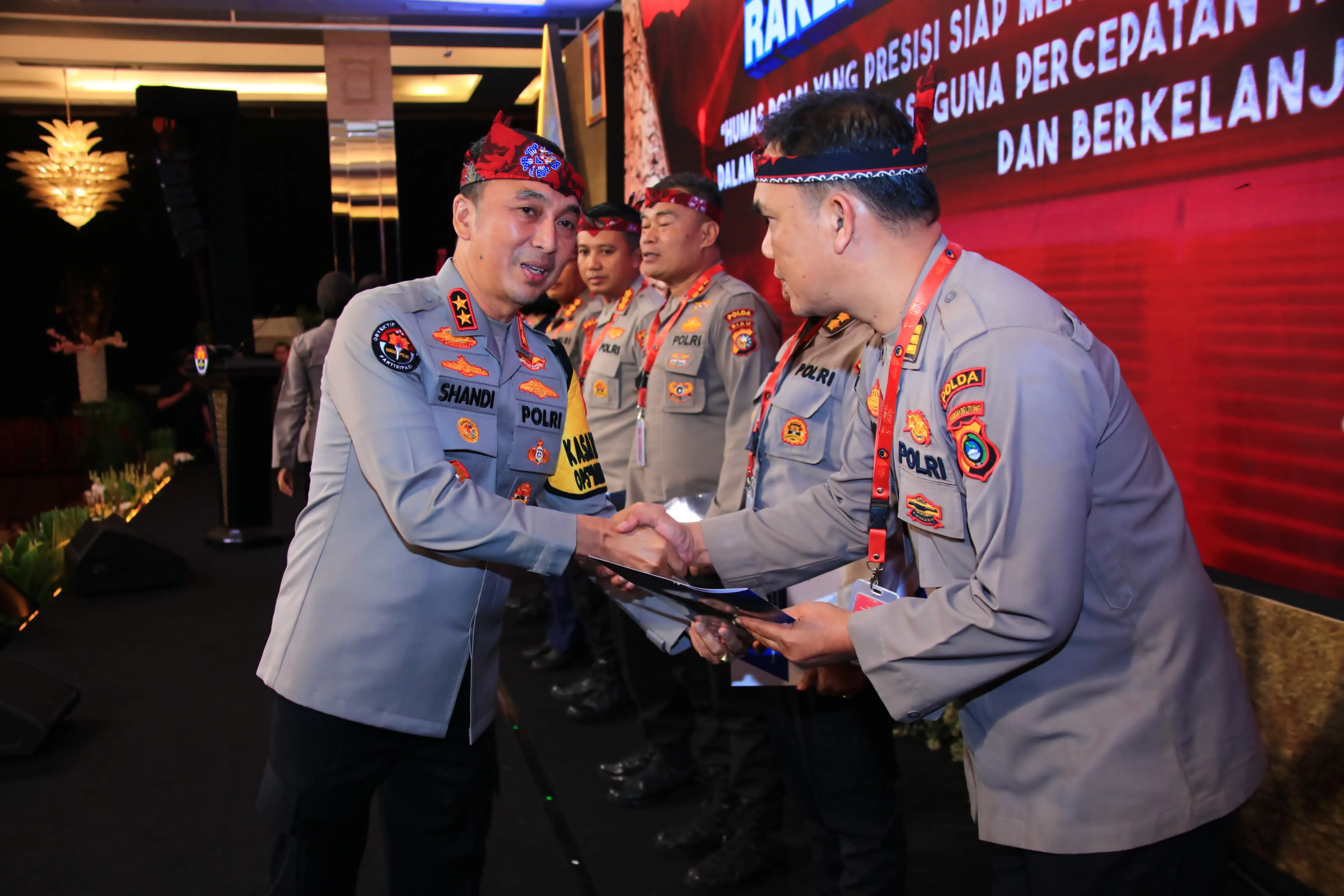 Kadiv Humas Polri Beri Penghargaan ke 7 Anggota Dengan Nilai Sertifikasi Kompetensi Terbaik