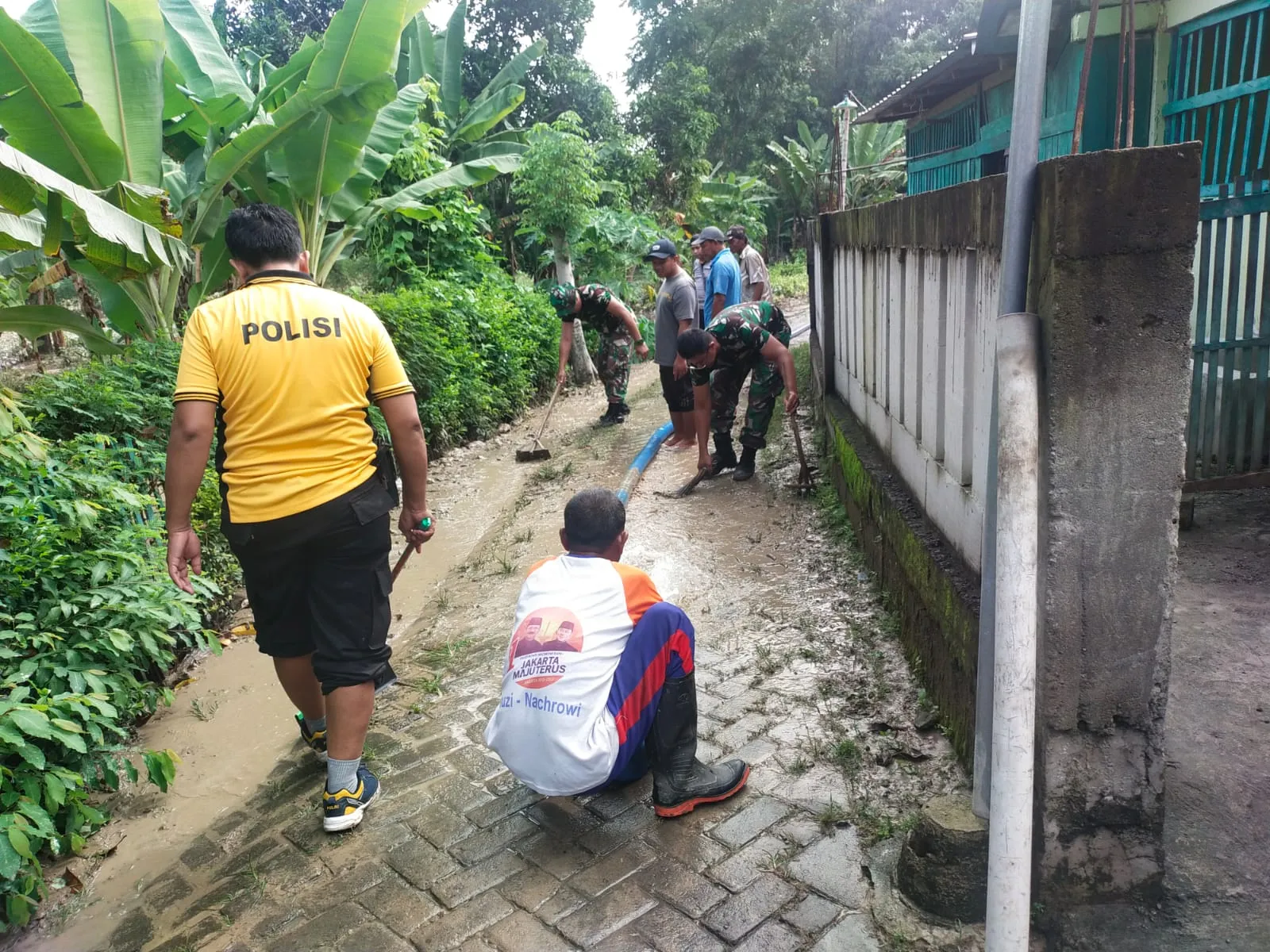 Polres Nganjuk Bahu Membahu Bersama Warga Bersihkan Material Sisa Luapan Sungai Jurang Dandang